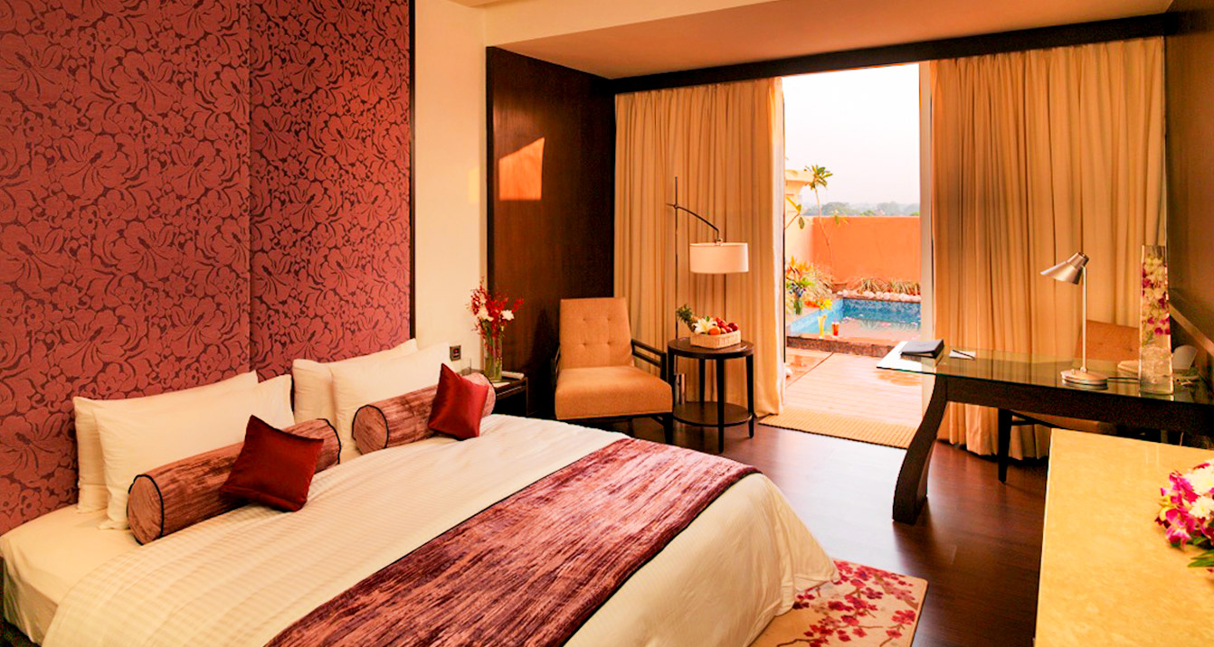 Club Room with Bathtub